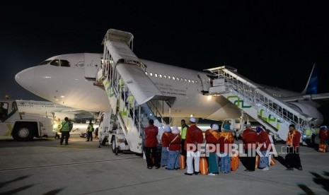 Pemberangkatan Pertama Embarkasi Solo. Jamaah calon haji kloter pertama asal embarkasi Solo memasuki pesawat di Bandara Adi Soemarmo, Boyolali, Jawa Tengah, Ahad (7/7/2019).