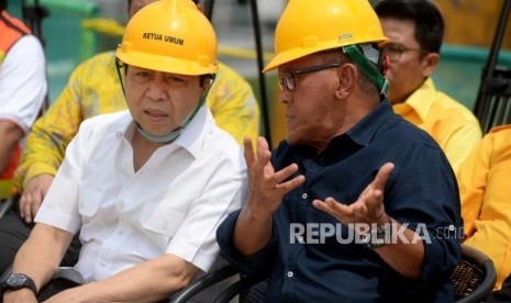 Ketua Umum Partai Golkar Setya Novanto berbincang dengan Ketua Dewan Pembina Aburizal Bakrie  saat menghadiri  gedung baru Partai Golkar di DPP Partai Golkar di Jakarta, Ahad (12/11). 