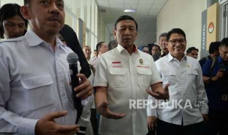  Menteri Koordinator Bidang Politik, Hukum, dan Keamanan , Wiranto (tengah) bersama Ketua LPSK Abdul Haris Semendawai  (kanan), meninjau gedung baru LPS dalam acara peresmian gedung LPSK  dan penyerahan kompensasi  bagi korban terorisme di Jakarta, Kamis (6/9).