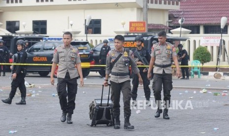 Sejumlah petugas Brimob berjaga pasca kericuhan yang terjadi di Rutan cabang Salemba di Mako Brimob, Kelapa Dua, Depok, Jawa Barat, Rabu (9/5).