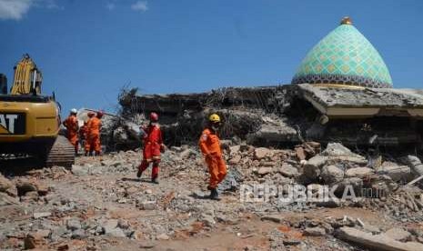 Tim Gabungan pencari korban gempa bumi Lombok  bersiap menngambil  korban gempa bumi di dalam reruntuhan masjid Nurul Iman  kecamatan Pemenang,  Lombok Utara, Nusa Tenggara Barat, Rabu (8/8).