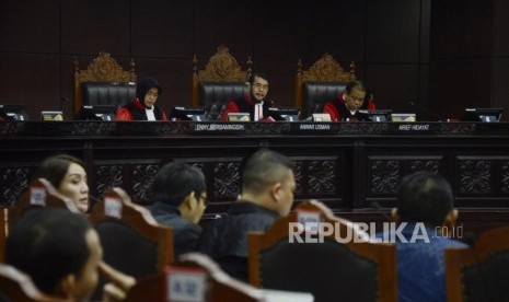 Ketua Mahkamah Konstitusi Anwar Usman didampingi Hakim Mahkamah Konstitusi Arief Hidayat dan Enny Nurbaningsih saat memimpin sidang Perselisihan Hasil Pemilihan Umum (PHPU) Pileg 2019 untuk DPR dan DPRD Provinsi Sulawesi Barat di Jakarta, Rabu (10/7).