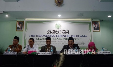 Wakil Ketua Umum MUI Zainut Tauhid dan Yunahar Ilyas memberikan keterangan saat konferensi pers di Kantor MUI, Jakarta, Selasa (9/4).