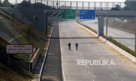 Sejumlah warga bersepeda di ruas jalan Tol Cinere-Jagorawi (Cijago) Seksi II di Depok, Jawa Barat, Selasa (6/8).