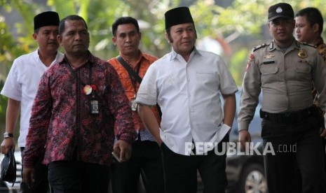 Bupati Lampung Selatan Zainudin Hasan (tengah) dibawa petugas untuk menjalani pemeriksaan saat tiba di gedung KPK, Jakarta, Jumat (27/7).