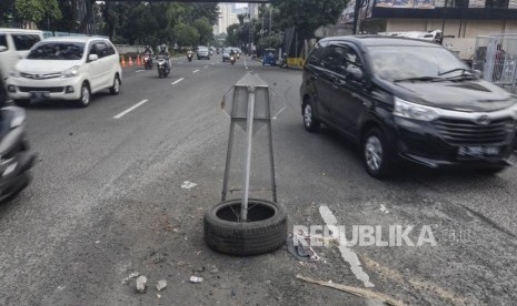 Jalan Rusak Bahayakan Pengendara. Sejumlah pengendara melintasi jalan bergelombang yang ditutup rambu lalu lintas di Jl.KH Abdullah Syafei, Jakarta Selatan, Ahad (19/5).