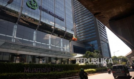 Kendaraan melintas di depan kantor pusat Bank Muamalat, Jakarta, Ahad (1/4).