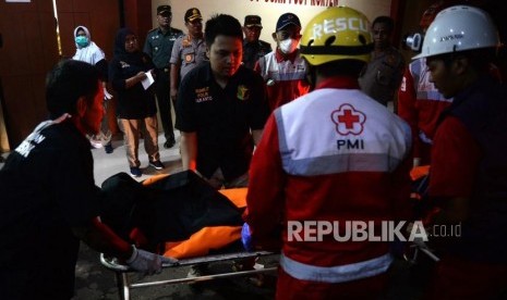 Jenazah Lion Air JT610. Petugas memindahkan jenazah korban kecelakaan Pesawat Lion Air JT 610 di Kamar Jenazah RS Polri, Jakarta, Senin (29/10).