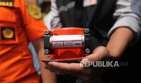 Kepala Badan SAR Nasional M Syaugi (kiri) bersama Infestigator KNKT Bambang Irawan (kanan) memperlihatkan kotak hitam (black box) Pesawat Lion JT-610 yang ditemukan di perairan Karawang saat konferensi pers di KR Baruna Jaya 1, Jawa Barat, Kamis (1/11).