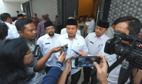  Wakil Gubernur Jawa Barat Uu Ruzhanul Ulum menyerahkan pergantian nama Bandara Internasional Jawa Barat (BIJB) Kertajati kepada hasil kesepakatan bersama.