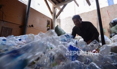 Sampah plastik. Pemerintah Kota Administrasi Jakarta Selatan melibatkan rukun tetangga (RT) dan rukun warga (RW) untuk kampanye gerakan pengurangan kantong plastik sekali pakai.