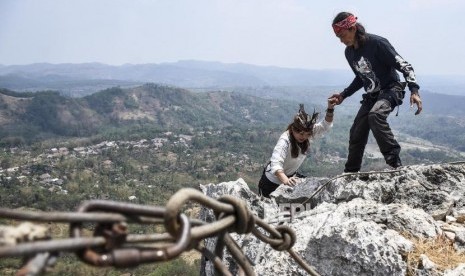 Wisatawan mancanegara didampingi pemandu wisata menaiki tebing karst Citatah di Wisata Alam Indiana Camp, Desa Citatah, Kecamatan Cipatat, Kabupaten Bandung Barat, Kamis (19/9).