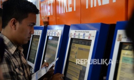 Lonjakan Penumpang Kereta Api. Calon penumpang antre membeli tiket di Stasiun Pasar Senen, Jakarta, Senin (25/12).