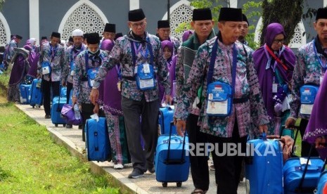 Sejumlah calon jamaah haji kloter 21 asal Banten bergegas untuk berangkat ke Bandara Soekarno Hatta di Asrama Haji Pondok Gede, Jakarta, Kamis (26/7). 