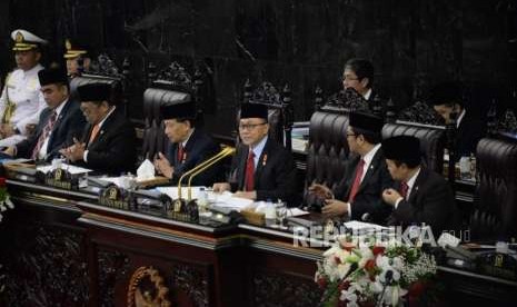 Ketua MPR Zulkifli Hasan memimpin Sidang Tahunan MPR Tahun 2018 di Kompleks Parlemen, Senayan, Jakarta, Kamis (16/8).