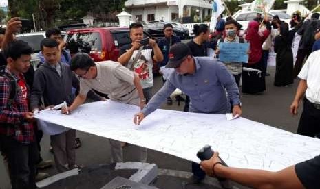 Para mahasiswa dari Kesatuan Aksi Mahasiswa Muslim Indonesia (KAMMI) Sukabumi dan warga melakukan aksi #SaveRupiah, di DPRD Kota Sukabumi, Jumat (7/9).