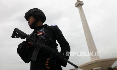 Personil Brimob Mabes Polri mengikuti Apel Gelar Pasukan Operasi Kepolisian Terpusat Lilin 2017 di Monumen Nasional (Monas), Jakarta, Kamis (21/12).