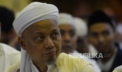 Ustaz Arifin Ilham  bersiap memimpin Dzikir dalam acara Dzikir  Nasional 2018  di  Masjid At-Tin tiba di Jakarta Timur, Senin (31/12).