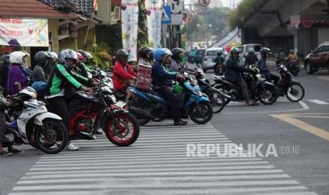 Ilustrasi pengendara motor. Imbauan tak pakai sandal jepit saat mengendarai motor untuk keselamatan 