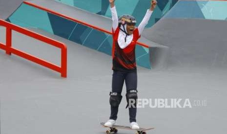 Perunggu dari Skateboard Putri. Atlet Skateboard Putri Indonesia Nyimas Bunga bertanding pada cabang Skateboard nomor Jalan Putri Asian Games 2018 di Komplek Olahraga Jakabaring, Palembang, Rabu (29/8).