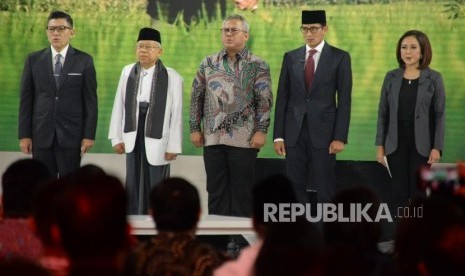 Debat Cawapres. Cawapres no 01 KH Ma'ruf Amin dan Cawapres No 02 Sandiaga Uno serta Ketua KPU RI Arief Budiman saat debat Cawapres Pilpres 2019 di Jakarta, Ahad (17/3).