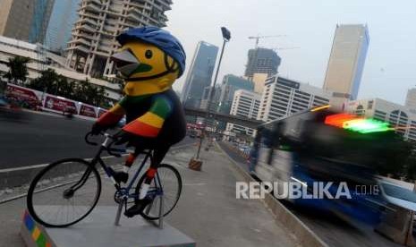 Asian Games mascot installed Sudirman street roadblock, Central Jakarta.