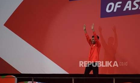 Atlet Renang Indonesia Zaki Zulkarnain saat pembagian medali usai pertandingan babak final nomor 100 meter renang gaya dada putra klasifikasi SB8 Asian Para Games 2018 di Stadion Akuatik Gelora Bung Karno, Jakarta, Selasa (9/10).