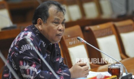 Calon Hakim Mahkamah Konstitusi (MK) Arief Hidayat mengikuti uji kelayakan dan kepatutan calon Hakim MK di Komisi III, gedung Nusantara II, Kompleks Parlemen Senayan, Jakarta, Rabu (6/12).