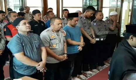 Polisi dan Masyarakat Tasik Salat Gaib untuk Mbah Moen