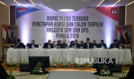 Ketua Komisi Pemilihan Umum (KPU) Arief Budiman didampingi para Komisioner KPU memimpin Rapat Pleno Terbuka Penetapan Kursi dan Calon Terpilih Anggota DPR dan DPD Pemilu 2019 di Jakarta, Sabtu (31/8).