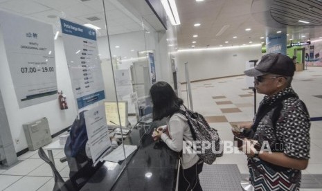 Sejumlah masyarakat membeli tiket MRT (Mass Rapid Transit)  di stasiun Dukuh atas, Jakarta Pusat, Senin (13/5).