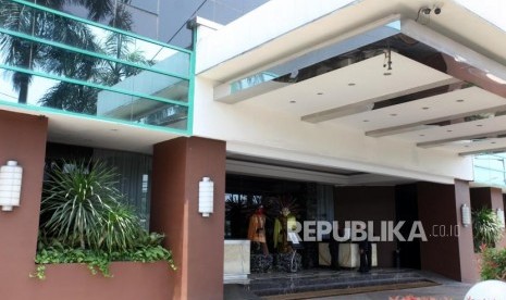 Suasana petugas yang masih berjaga di Hotel Alexis, Jakarta, Rabu (28/3).