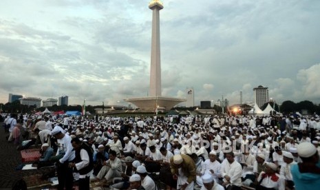 Munajat 212 participants perform compulsory Maghrib (sunset) followed by Isha (evening) prayers in congregation, as well as chanting praises to Allah, Thursday (Feb 21) evening.