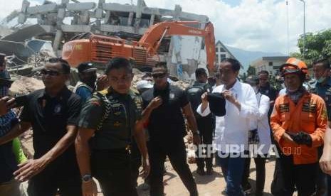 Presiden Joko Widodo usai meninjau proses evakuasi korban jenazah di Hotel Roa Roa, Palu, Sulawesi Tengah (3/10).