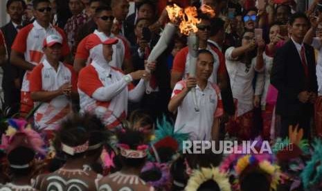 Torch Relay. Presiden Republik Indonesia, Joko Widodo  menerima api obor asian games dari mantan atlet badminton Verawati Fajrin dalam acara Torch Relay Asian Games 2018 di  Istana Merdeka, Jakarta, Jumat (17/8).