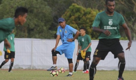 Pelatih kepala Sriwijaya FC Rahmad Darmawan (tengah) memimpin latihan Sriwijaya FC di lapangan pemanasan arena atletik, Jakabaring Sport City (JSC), Palembang, Sumatera Selatan, Kamis (14/12).