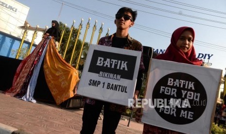 Kampanye hari Batik. Siswa sekolah SMPN 1 Bantul menggelar aksi dalam rangka Hari Batik di Bantul, Yogyakarta, Rabu (2/10/2019).