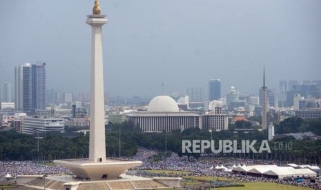 Massa memadati kawasan Monumen Nasional (Monas) saat Aksi Bela Palestina di Jakarta, Ahad (17/12).