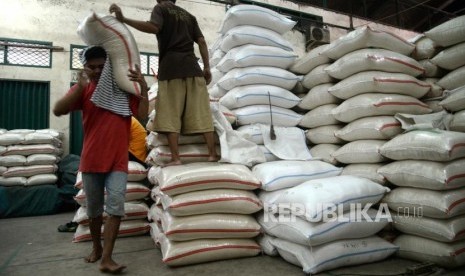 Stok Beras Nasional. Pekerja memindahkan beras di Pasar Induk Beras Cipinang, Jakarta.