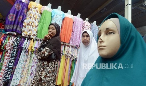 Warga saat melihat barang dagangan yang dijual oleh PKL di Jalan Jatibaru, Tanah Abang, Jakarta, Senin (3/12).