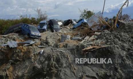 Sejumlah mobil tampak bergeletakan di wilayah Petobo, Kabupaten Sigi, Sulawesi Tengah, Kamis (11/10).