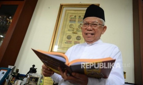 Ketua Umum Majelis Ulama Indonesia (MUI) KH Ma'ruf Amin  saat melakukan  sesi foto dengan Republika di Jakarta, Jumat (29/6).