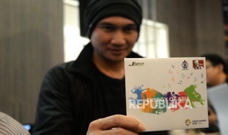 Peluncuran Album Musik Asian Games 2018. Musisi Anji menunjukan album musik Asian Games 2018 saat peluncuran di Jakarta, Kamis (19/7).