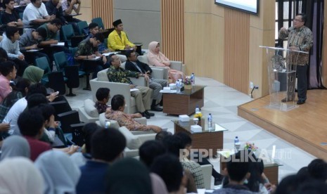 Menteri PPN/ Kepala Bappenas Bambang P.S Brodjonegoro memberikan kuliah umum kepada mahasiswa di Auditorium Gedung Dekanat FEB UI, Depok, Jabar, Kamis (26/10).