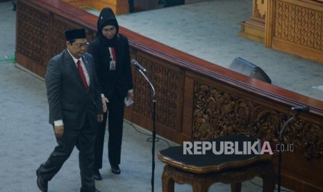 Ketua Fraksi PDIP Utut Adianto bersiap dilantik sebagai Wakil Ketua DPR sisa masa jabatan 2014-2019 pada Sidang Paripurna di Kompleks Parlemen, Senayan, Jakarta, Selasa (20/3).