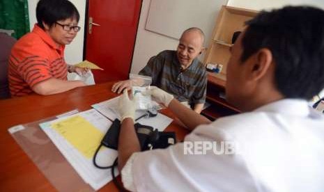 Pasien berkonsultasi dengan dokter di Masjid Lautze, Jakarta, Selasa (14/8).