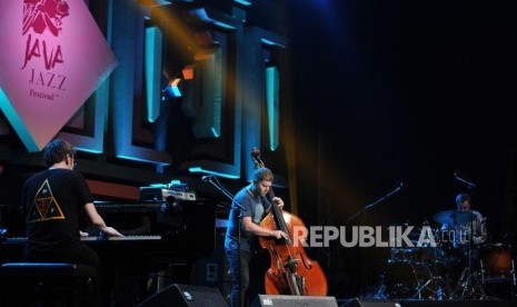 Aksi band Gogo Penguin pada gelaran BNI Java Jazz Festival 2019 di JIExpo Kemayoran, Jakarta, Sabtu (2/3).