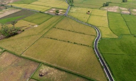 Foto diudara irigasi pertanian di areal pesawahan Purbaratu, Kota Tasikmalaya, Jawa Barat, Kamis (1/11/2018).