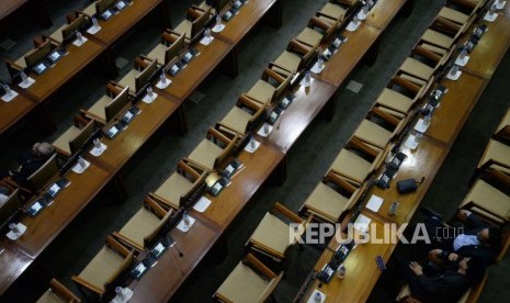 Anggota DPR mengikuti Rapat Paripurna yang diantaranya mengesahkan UU Pesantren di Kompleks Parlemen, Senayan, Jakarta, Selasa (24/9).