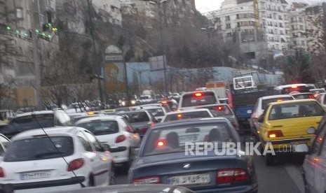 Macet. Arus lalu-lintas kendaraan di pusat Kota Teheran, Iran kerap mengalami kemacetan pada jam-jam sibuk. Kemacetan lalu-lintas kendaraan utamanya terjadi mulai pukul 10.00 hingga pukul 21.00 waktu setempat. 